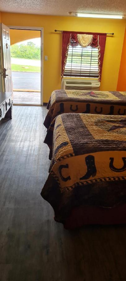 Chaparral Motel Hallettsville Екстер'єр фото