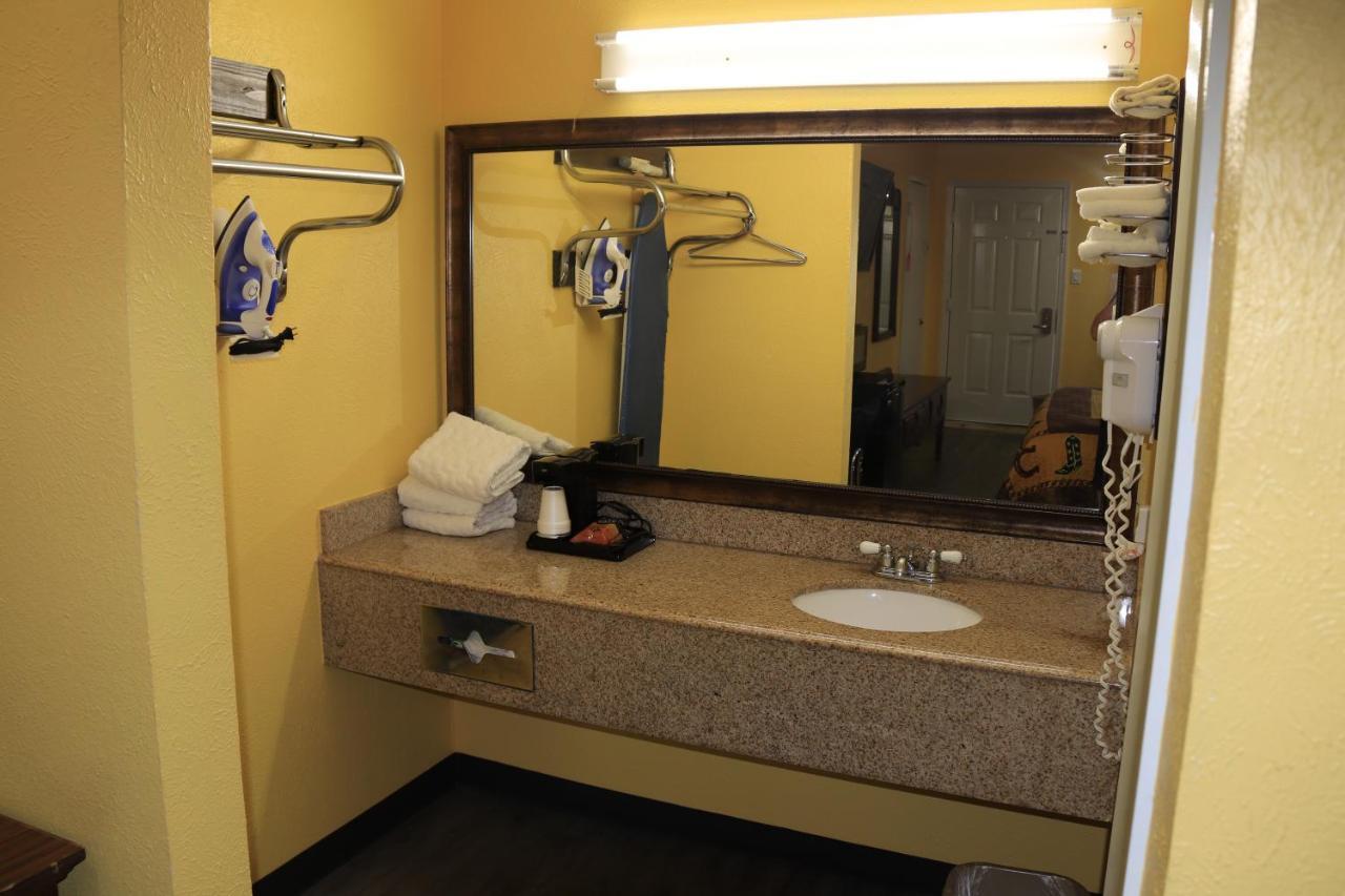 Chaparral Motel Hallettsville Екстер'єр фото